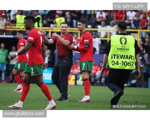 欧冠赛场惊现奇葩事件球迷冲入场内抢夺C罗球衣