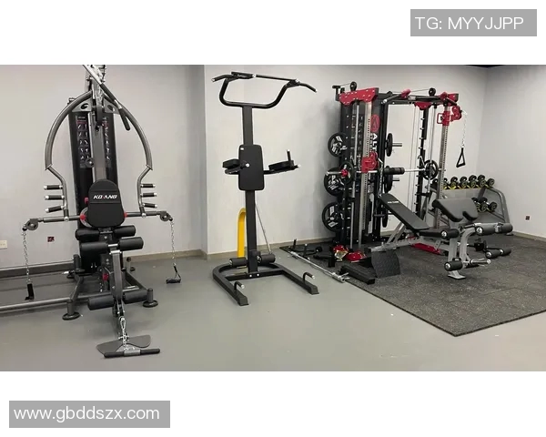 家庭哑铃一周健身计划助你塑造完美身材与健康生活方式